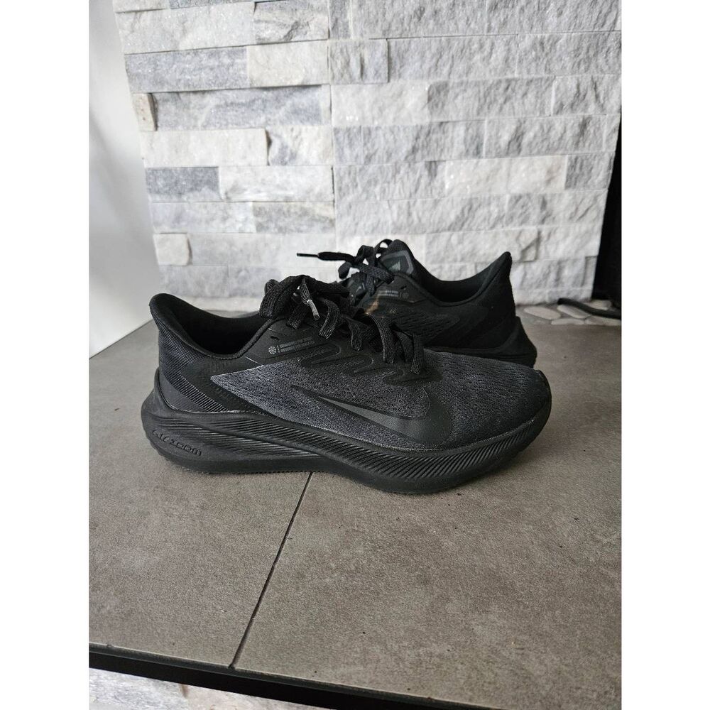 Air zoom nikes womens size 7 black running shoes